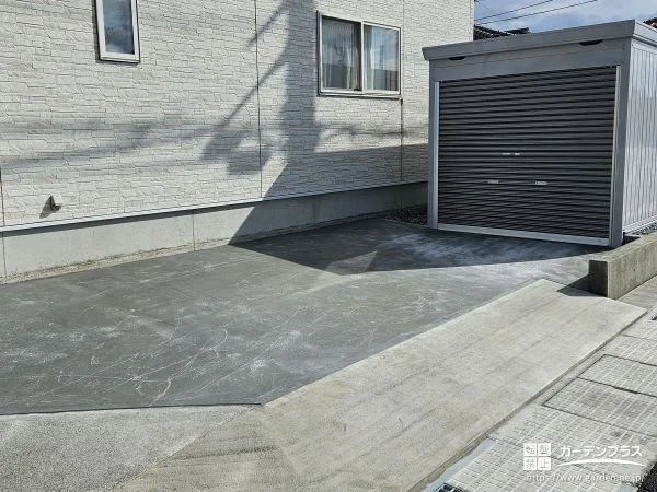 大切なバイクを守る頑丈なバイクガレージの設置と雑草対策工事