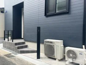 玄関周りと駐車スペースを機能的に整えたスタイリッシュ外構工事