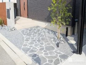 曲線アプローチがつくる、やわらかく迎える玄関アプローチ[施工後]