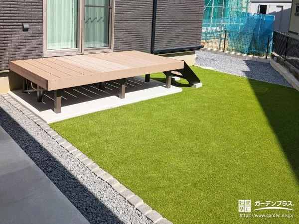 人工芝とデッキでつくる、使いやすさ重視の温かな主庭