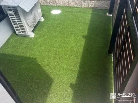 緑鮮やかな人工芝を敷設したお庭[施工後]