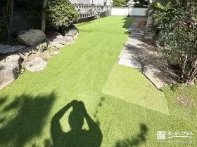 人工芝で明るく整えた主庭[施工後]