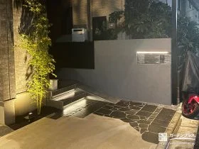 光と影が際立つ、重厚感のあるアプローチデザイン[施工後]