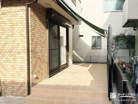 毎日がもっと過ごしやすくなる、広々タイルデッキへのリフォーム[施工後]