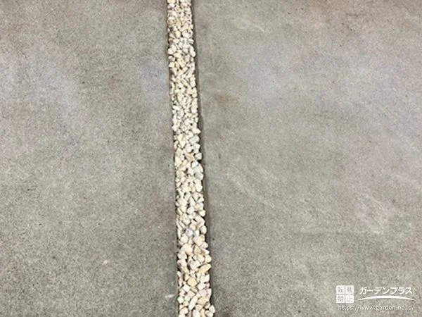 イエローの砂利を入れたスリットがアクセントの駐車スペース工事