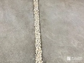 イエローの砂利を入れたスリットがアクセントの駐車スペース工事