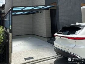 モダンなお住まいにマッチする駐車スペースと玄関を施工した工事