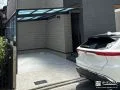 モダンなお住まいにマッチする駐車スペースと玄関を施工した工事