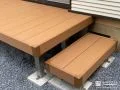 ステップ付きでお子様も安心なウッドデッキ