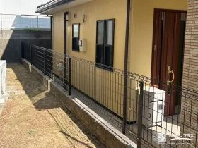 ブラックカラーで引き締めつつ圧迫感のないメッシュフェンス工事