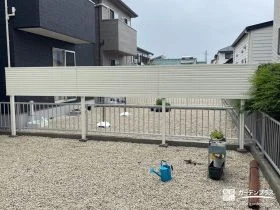 視線の高さのみに横板を取り付けた目隠しフェンス[施工後]