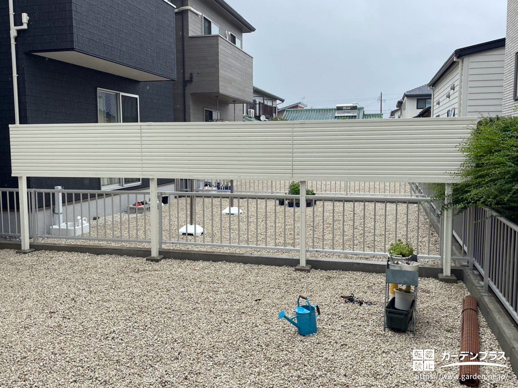 視線の高さのみに横板を取り付けた目隠しフェンス