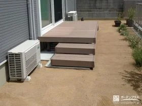 優しい雰囲気を添えるウッドデッキとお手入れが楽な犬走り工事