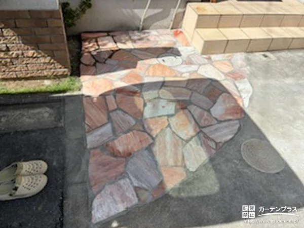 ピンクの乱形石が可愛らしい印象をプラスする玄関アプローチ工事