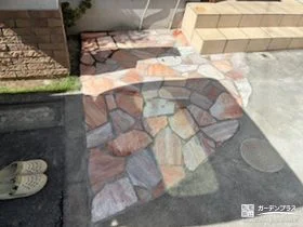 ピンクの乱形石が可愛らしい印象をプラスする玄関アプローチ工事