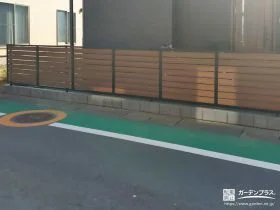 スリット入りの木目調フェンスで圧迫感なく境界を明確化[施工後]