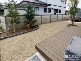 優しいブラウンの化粧砂利でお庭の雑草対策をしたリフォーム工事