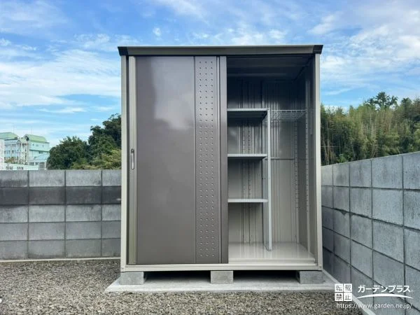 No.27607 柔らかいブラウンカラーの扉がお庭に馴染む物置の設置工事[施工後]