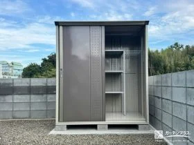 柔らかいブラウンカラーの扉がお庭に馴染む物置の設置工事