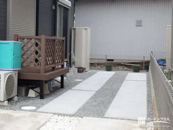 芝生のお庭をコンクリートと砂利で整えて駐車スぺースにした工事