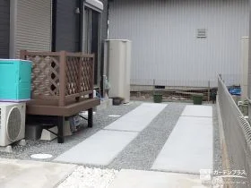 芝生のお庭をコンクリートと砂利で整えて駐車スぺースにした工事