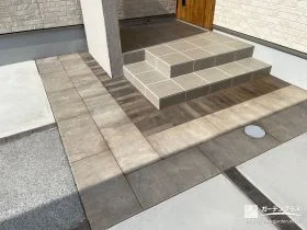 素材と色の調和で魅せる、動きのある玄関アプローチ[施工後]