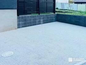 明るく爽やかな印象に。インターロッキングの駐車スペース[施工後]