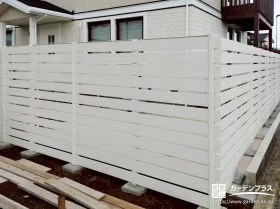 ホワイトの横板フェンスで圧迫感なく敷地境界を明確化した工事