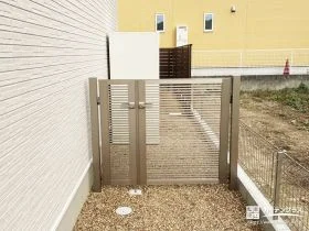 視線と動線をさりげなく仕切る、安心感のある主庭の門扉[施工後]