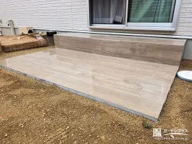 掃き出し窓からつながる、ナチュラルな木目調のタイルテラス[施工後]