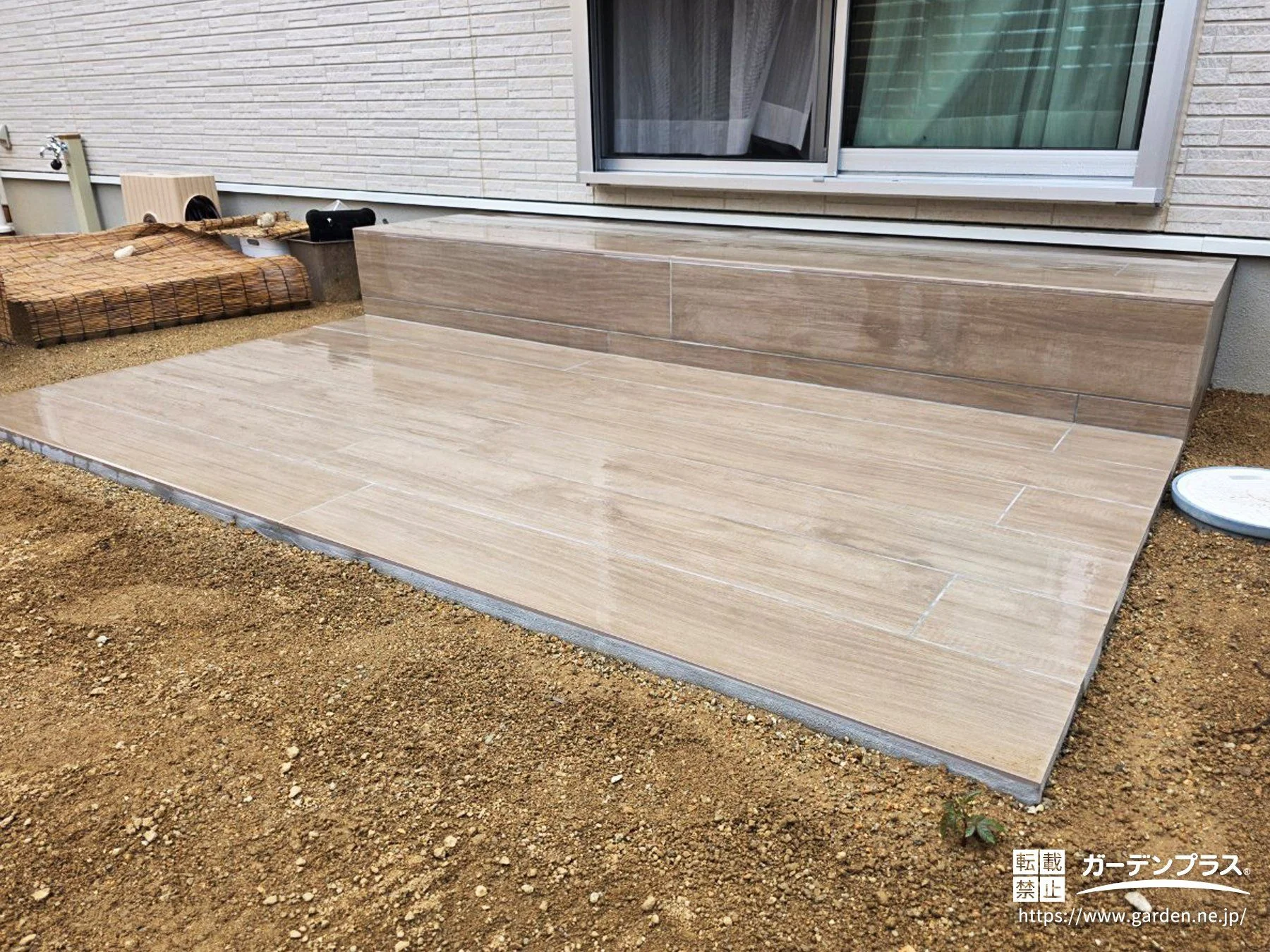 やさしい曲線のアプローチが迎えるナチュラルで可愛らしい新築外構 (No