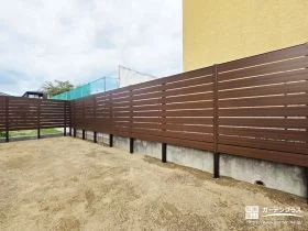 家庭菜園にも配慮した、日当たりも叶える目隠しフェンス[施工後]