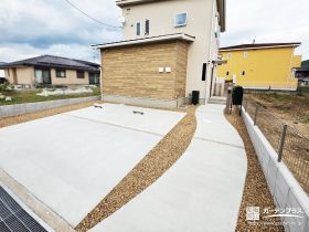 やさしい曲線のアプローチが迎えるナチュラルで可愛らしい新築外構