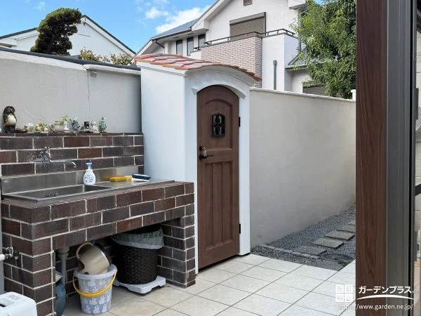 本物の木の質感を再現した上質で温かみある物置の設置工事