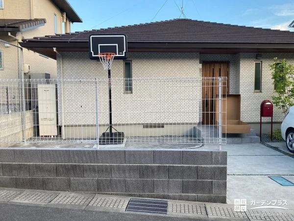 バスケット練習の際にボールの飛び出しを防ぐフェンス設置工事