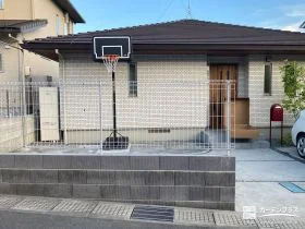 バスケット練習の際にボールの飛び出しを防ぐフェンス設置工事