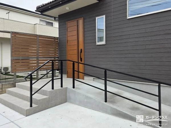 手すり付きのスロープを設けてより快適に仕上げた玄関前工事