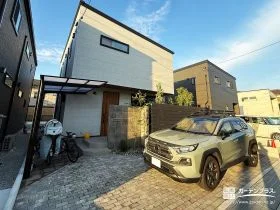 舗装デザインで空間を区切る、斜め切り替えが映えるファサード[施工後]