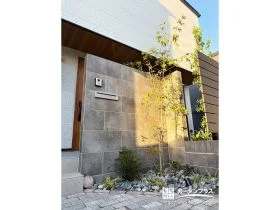 大判タイルが引き立てる、上品でやわらかな門まわり[施工後]