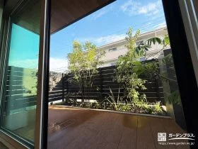 室内から自然につながる、リアルな木目のウッドデッキ空間[施工後]