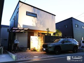 光の演出を取り入れたナチュラルモダンな新築外構