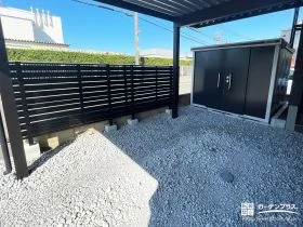 カーポート下を有効活用！物置と目隠しフェンスで整う収納空間[施工後]