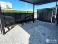 カーポート下を有効活用!物置と目隠しフェンスで整う収納空間