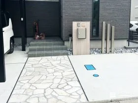 ホワイトの石張りが映える、上品で洗練されたアプローチ[施工後]