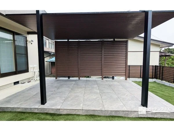 愛犬とくつろぐ、木目調屋根のプライベートテラス空間