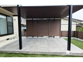 愛犬とくつろぐ、木目調屋根のプライベートテラス空間[施工後]