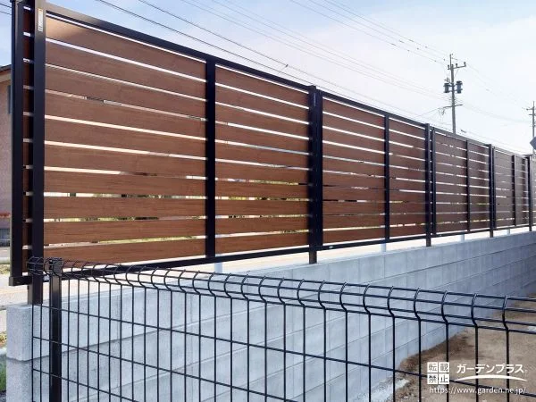 敷地境界を優しく区切る木調デザインの目隠しフェンス設置工事