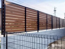 敷地境界を優しく区切る木調デザインの目隠しフェンス設置工事
