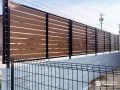 敷地境界を優しく区切る木調デザインの目隠しフェンス設置工事