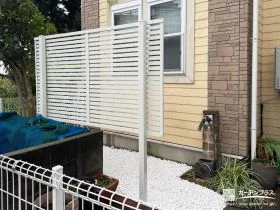 ホワイトカラーのフェンスと砂利で明るくお住まいを演出した工事